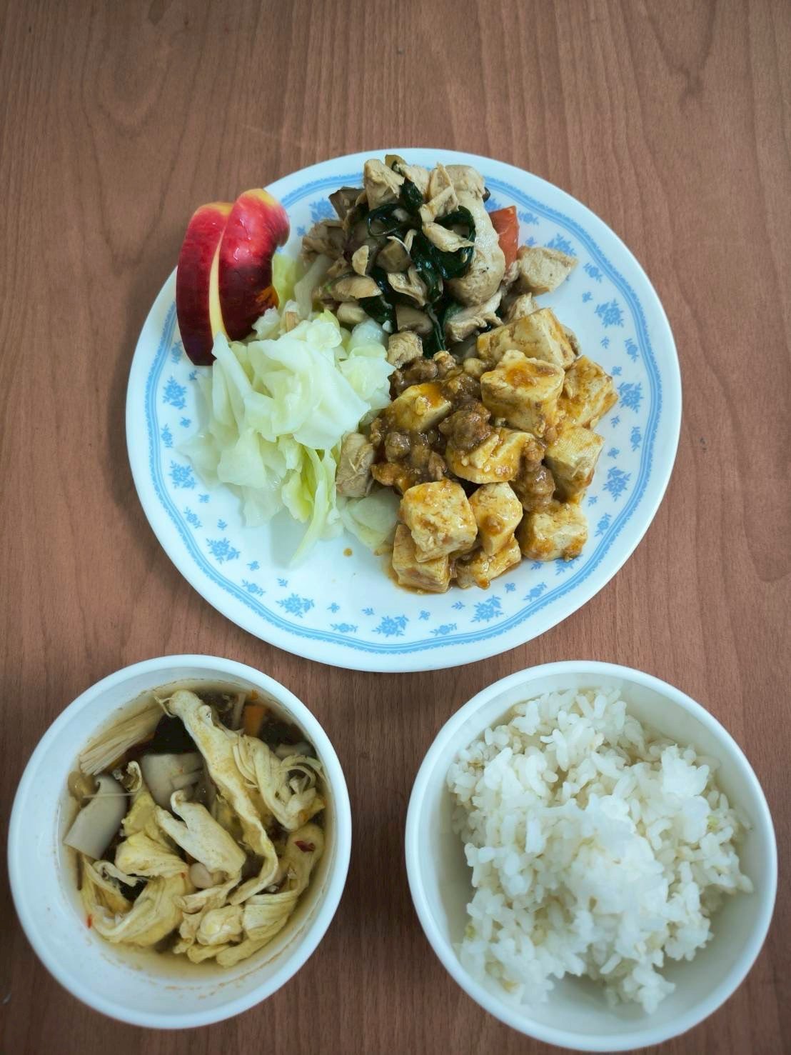 三杯雞/麻婆豆腐/胚芽米飯/時蔬青菜/酸辣湯/季節水果