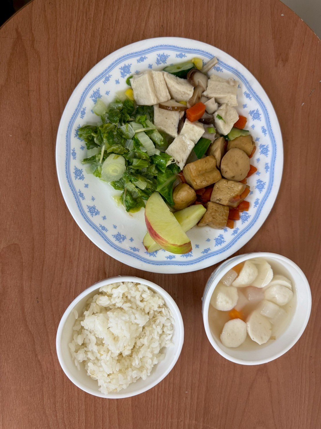 滷魚丸豆干/什錦百頁/胚芽米飯/時蔬青菜/蘿蔔魚丸湯/季節水果