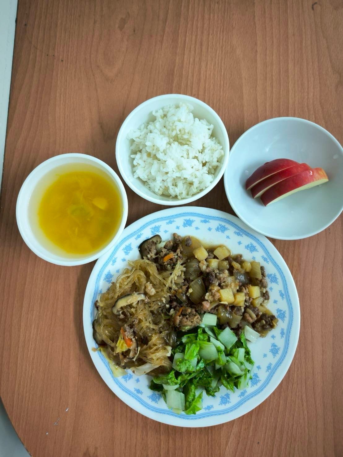 洋蔥肉絲/玉米三色/胚芽米飯/時蔬青菜/南瓜排骨湯/季節水果