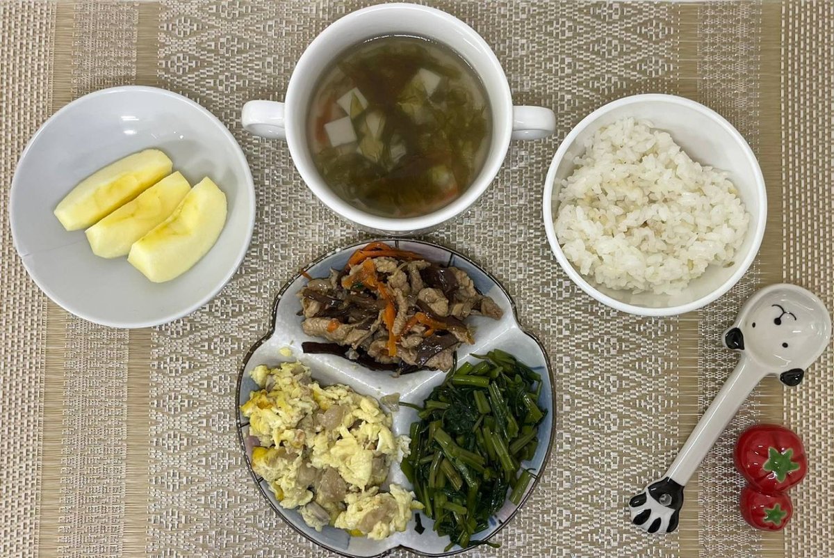 木耳炒肉絲/菜圃蛋/紫菜豆腐湯/胚芽米飯/時蔬青菜/季節水果