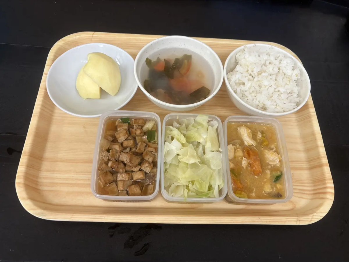 香菇燒雞/滷豆干/時蔬青菜/胚芽米飯/羅宋湯/季節水果