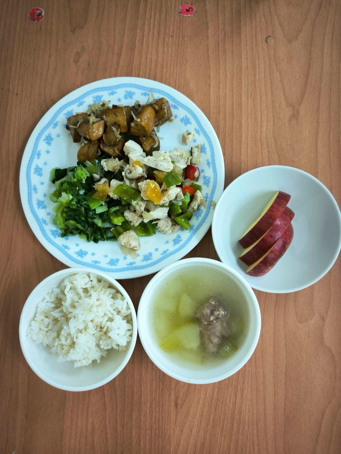 鳳梨雞肉片/小魚豆干/胚芽米飯/時蔬青菜/大黃瓜排骨湯/季節水果