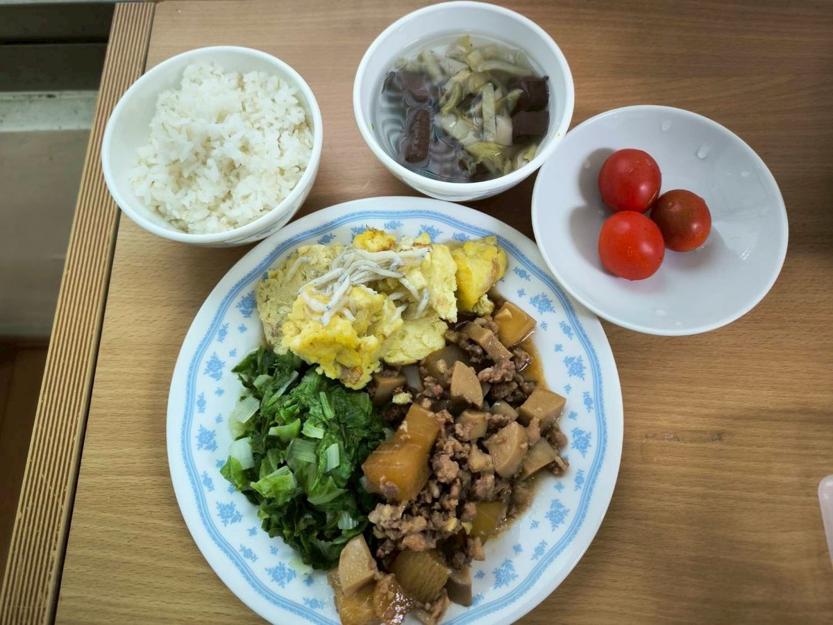 杏鮑菇蘿蔔燜肉/銀魚炒蛋/時蔬青菜/胚芽米飯/豬血湯/季節水果