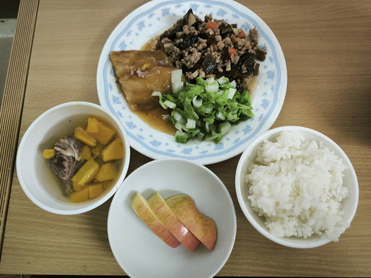 紅燒魚/木耳炒肉絲/南瓜排骨湯/胚芽米飯/時蔬青菜/季節水果