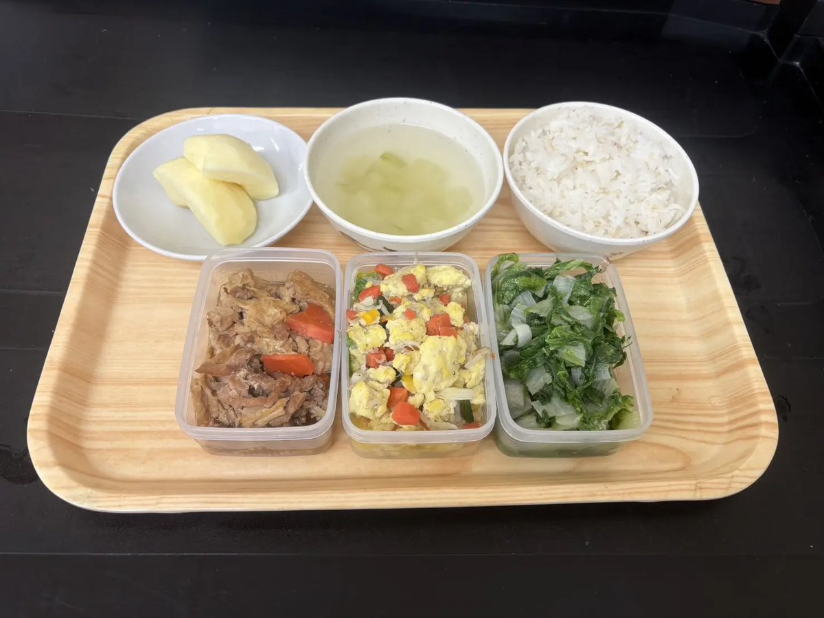 京醬肉絲/銀魚炒蛋/胚芽米飯/時蔬青菜/黃瓜排骨湯/季節水果