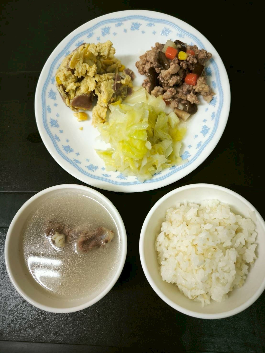 馬鈴薯燉肉/火腿炒蛋/胚芽米飯/時蔬青菜/薏仁排骨湯/季節水果