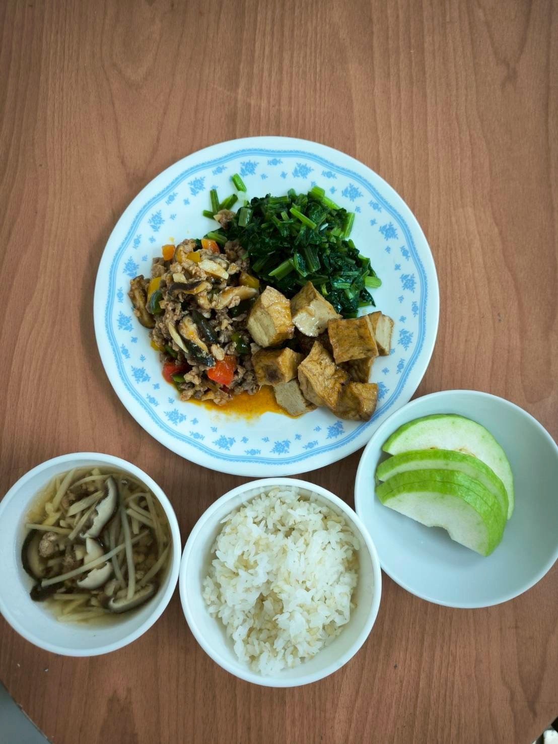 糖醋里肌/滷油豆腐/胚芽米飯/時蔬青菜/筍絲肉羹湯/季節水果