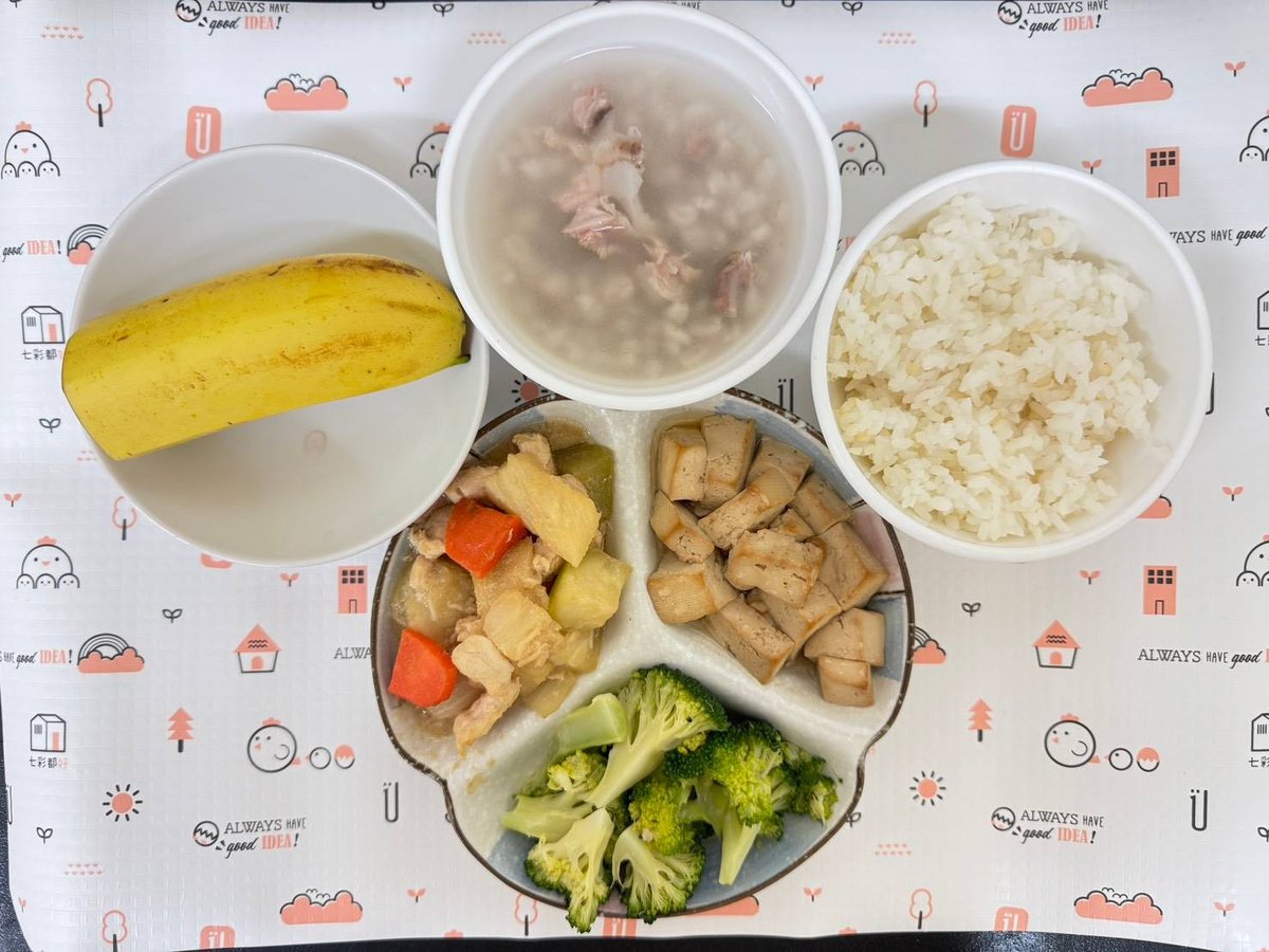 鳳梨雞肉片/紅燒豆腐/薏仁排骨湯/胚芽米飯/時蔬青菜/季節水果
