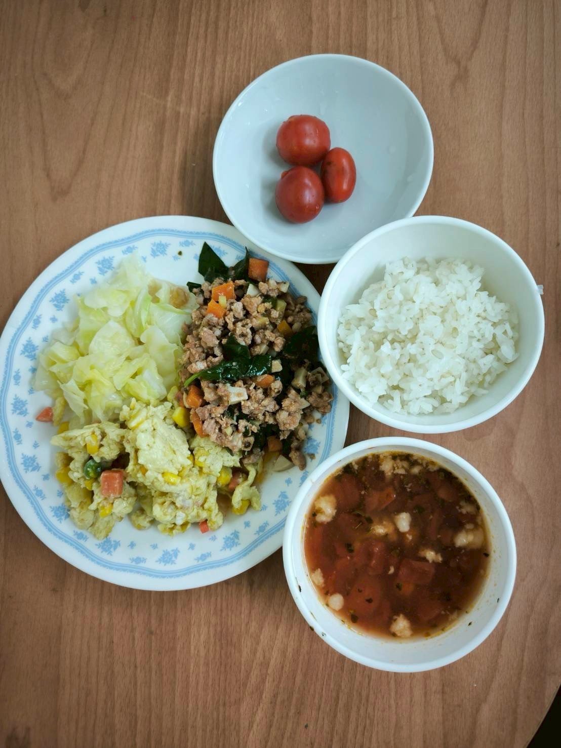 打拋豬/三色蛋/時蔬青菜/胚芽米飯/羅宋湯/季節水果