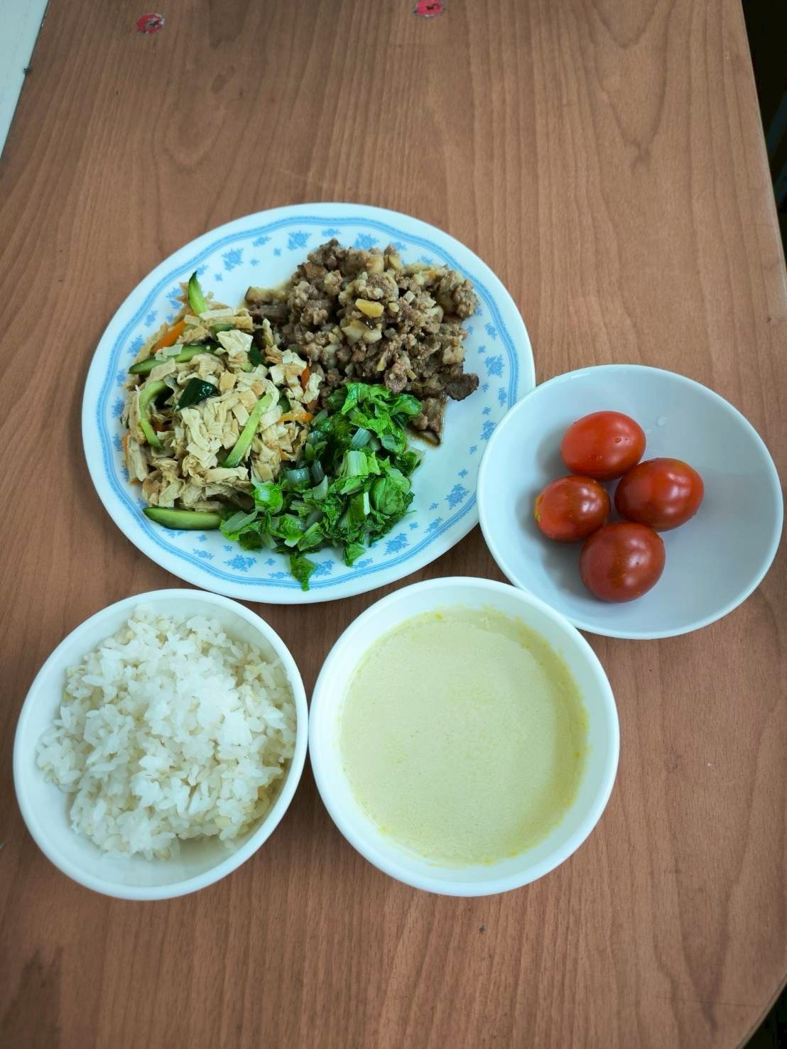 香菇肉醬/黃瓜豆皮/胚芽米飯/時蔬青菜/玉米濃湯/季節水果