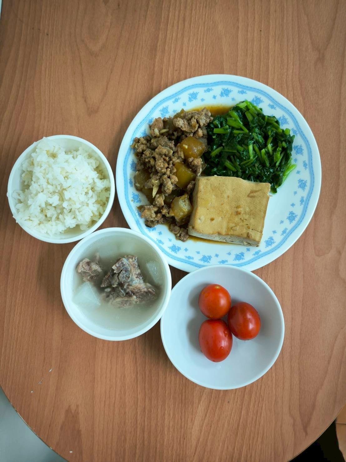 冬瓜絞肉/紅燒豆腐/胚芽米飯/時蔬青菜/蘿蔔排骨湯/季節水果