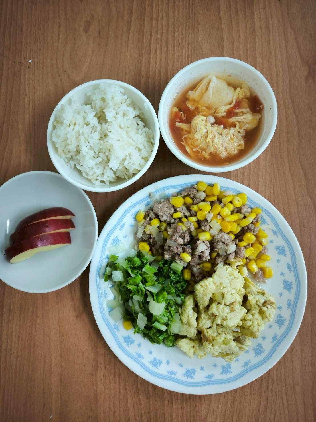 玉米炒肉末/菜圃蛋/胚芽米飯/時蔬青菜/番茄蛋花湯/季節水果