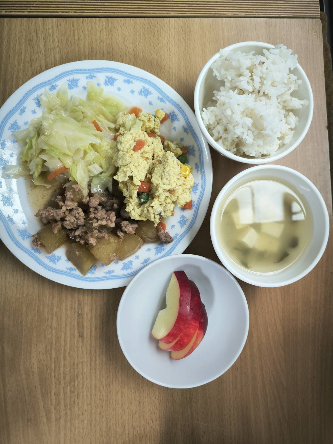冬瓜燉肉/紅蘿蔔炒蛋/味噌豆腐湯/胚芽米飯/時蔬青菜/季節水果
